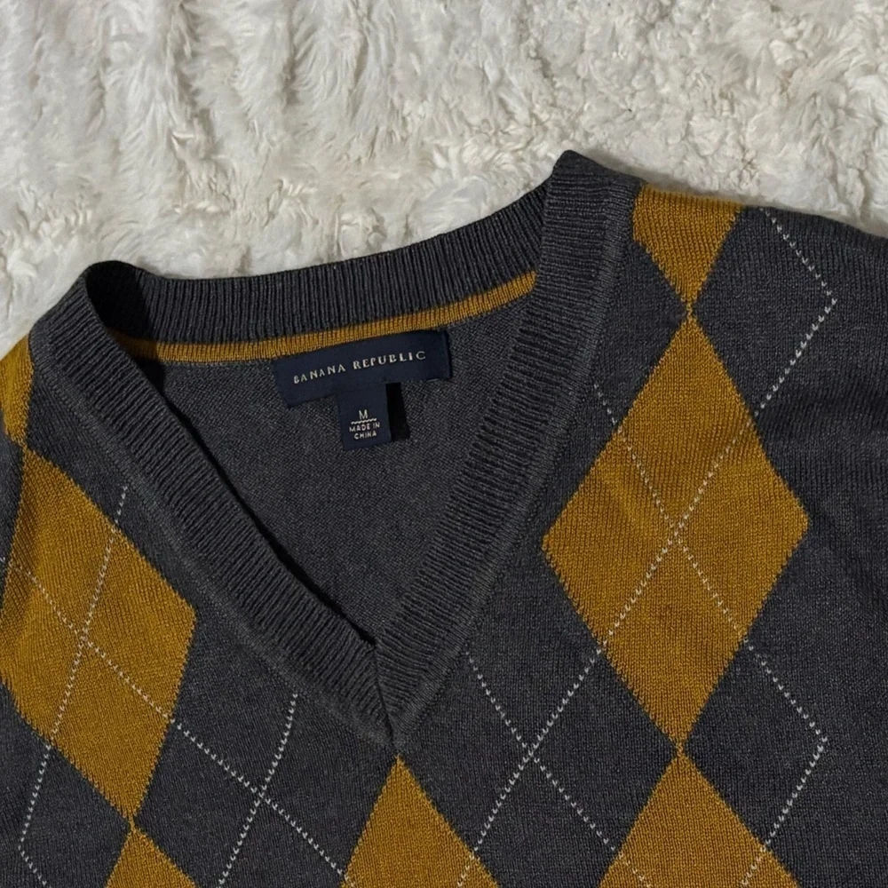 BANANA REPUBLIC Men's Gray and Gold Argyle V-Neck Sweater